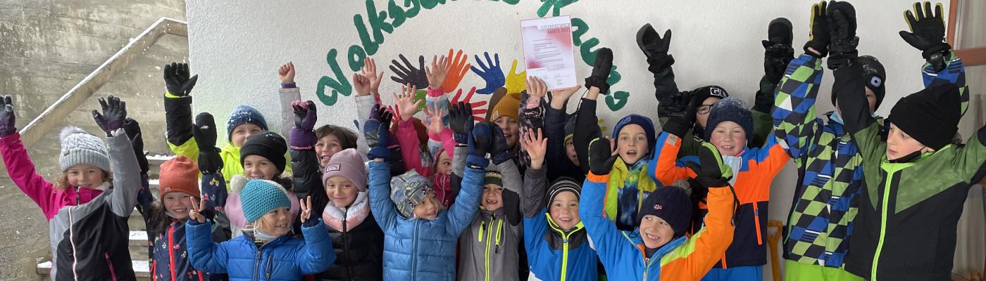 Gruppenfoto mit Urkunde