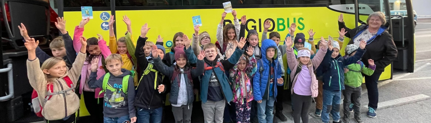 © SJ Gruppenfoto vor dem Reisebus