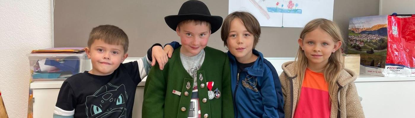 © Sj Gruppenfoto - Kind in Tracht