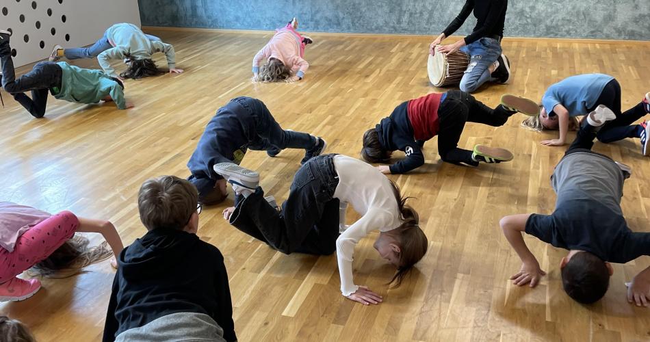 Kinder im Turnsaal