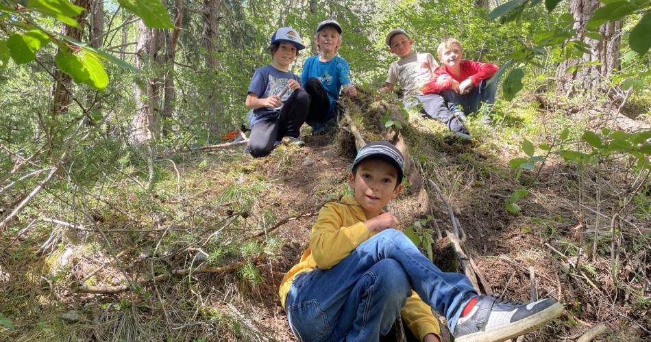 Kinder im Wald 