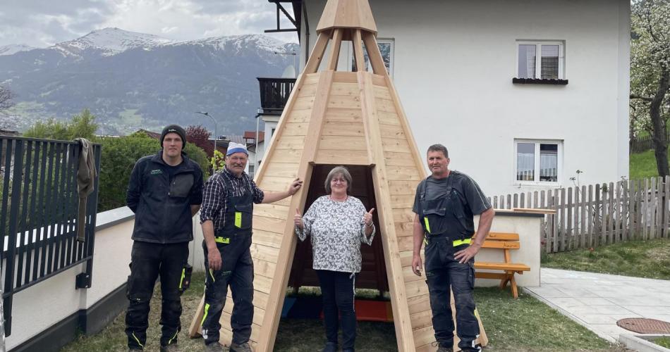 Gemeindearbeiter mit Schulleiterin vor Tipi