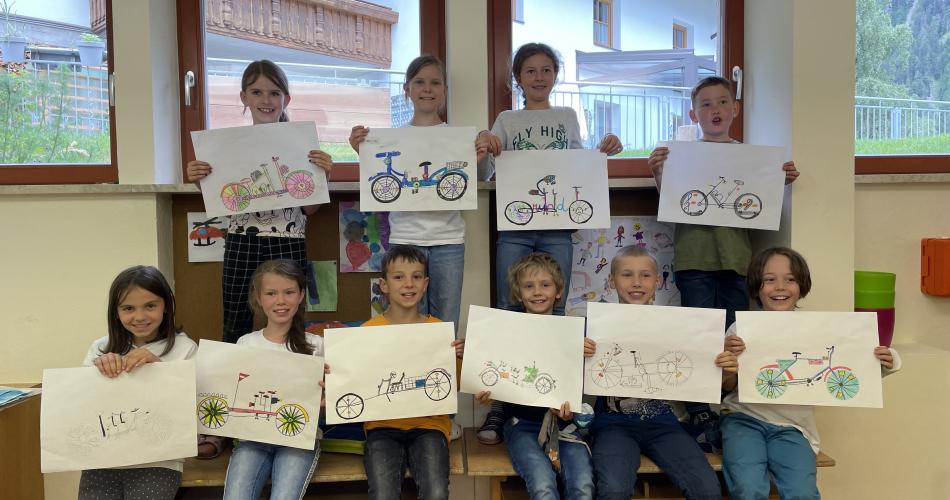 Gruppenfoto mit Zeichnungen 