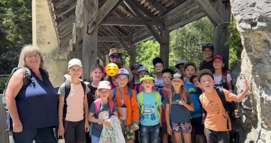 Gruppenfoto vor Brückenturm