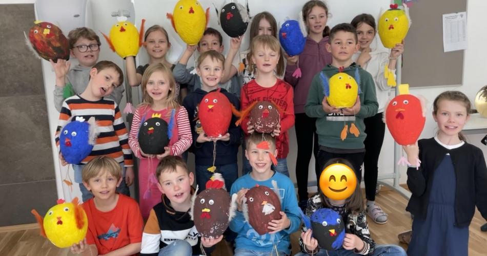 Gruppenfoto mit gebastelten Hühnern
