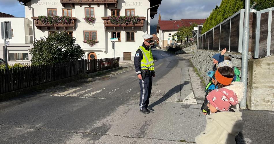 Polizist und Kinder am Schutzweg