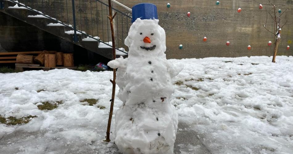 Schneemann im Schulgarten