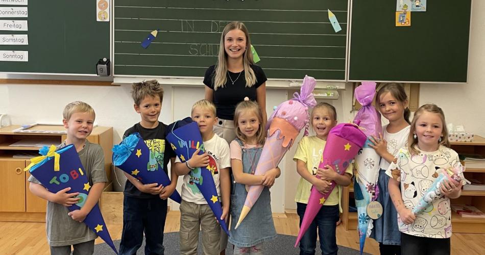 Gruppenfoto Schulanfänger_innen mit Schultüte 