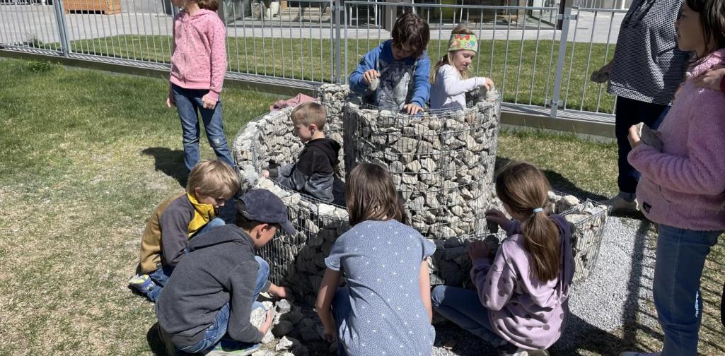 Schmetterlingsspirale mit Steinen füllen